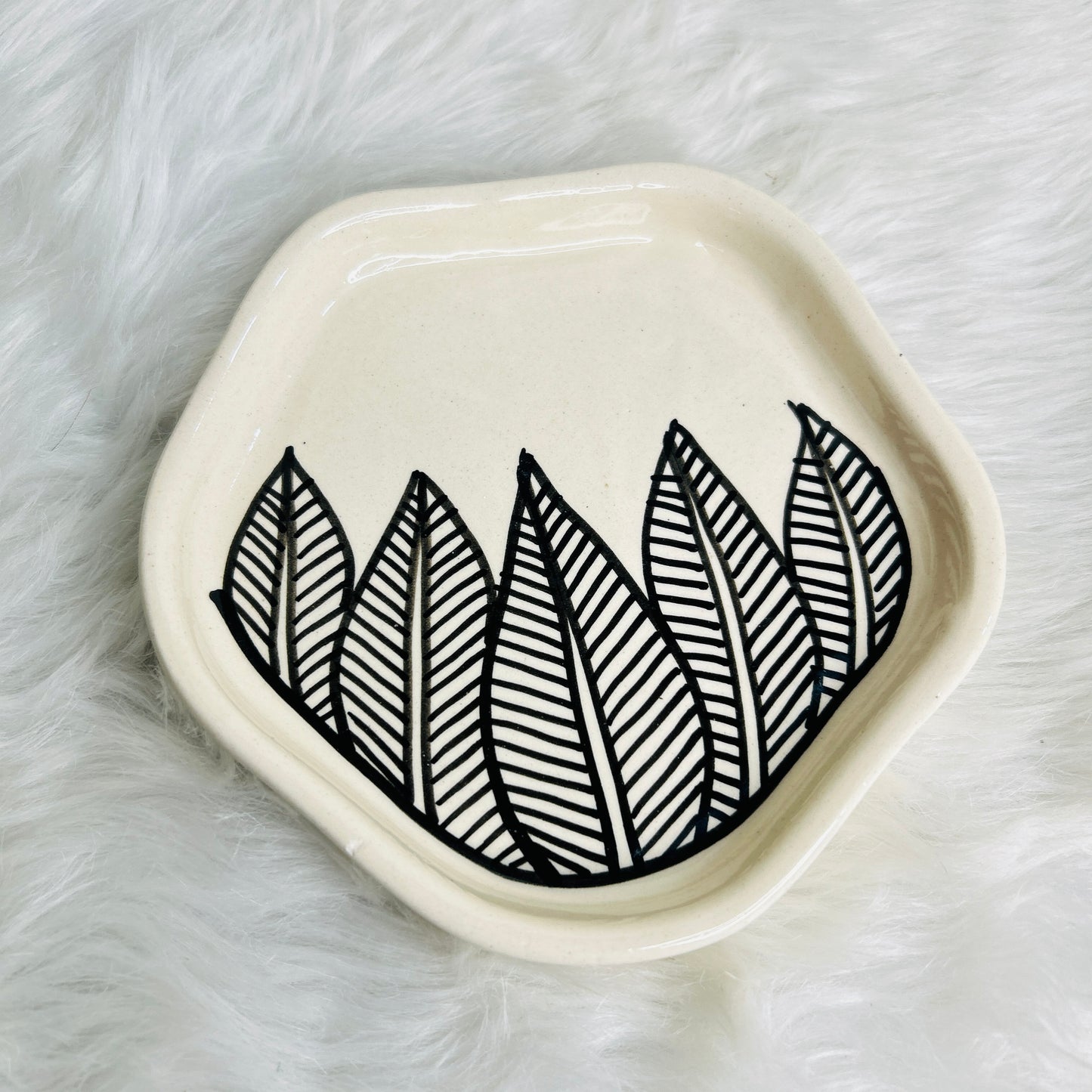 BLACK LEAF SNACK PLATE