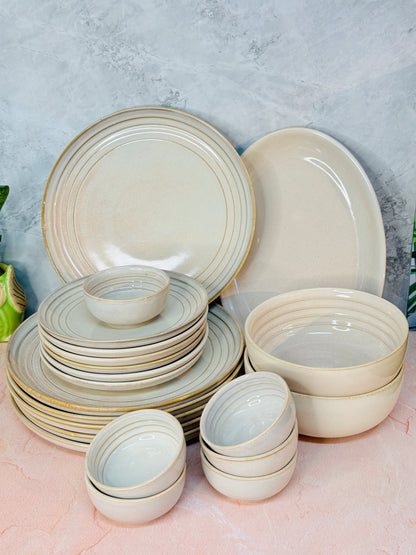 PORCELIAN DINNER SET OF 21