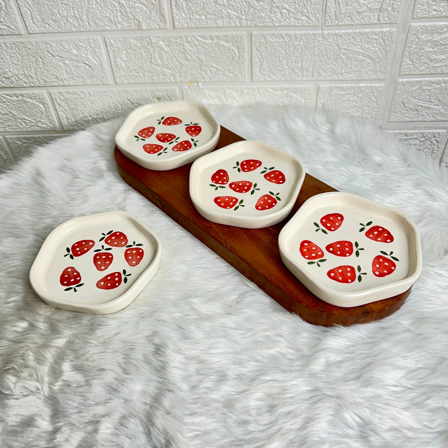 STRAWBERRY SNACK PLATE 4 INCH