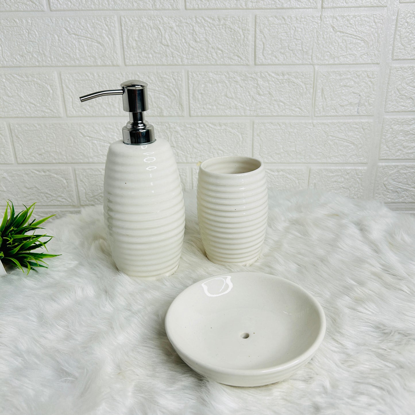 WHITE SPIRAL BATHROOM SET