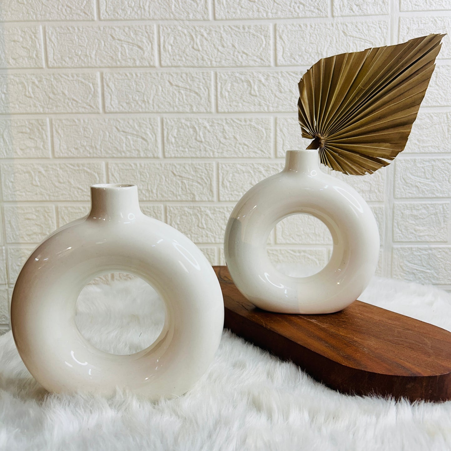 WHITE CIRCLE VASE SET OF 1