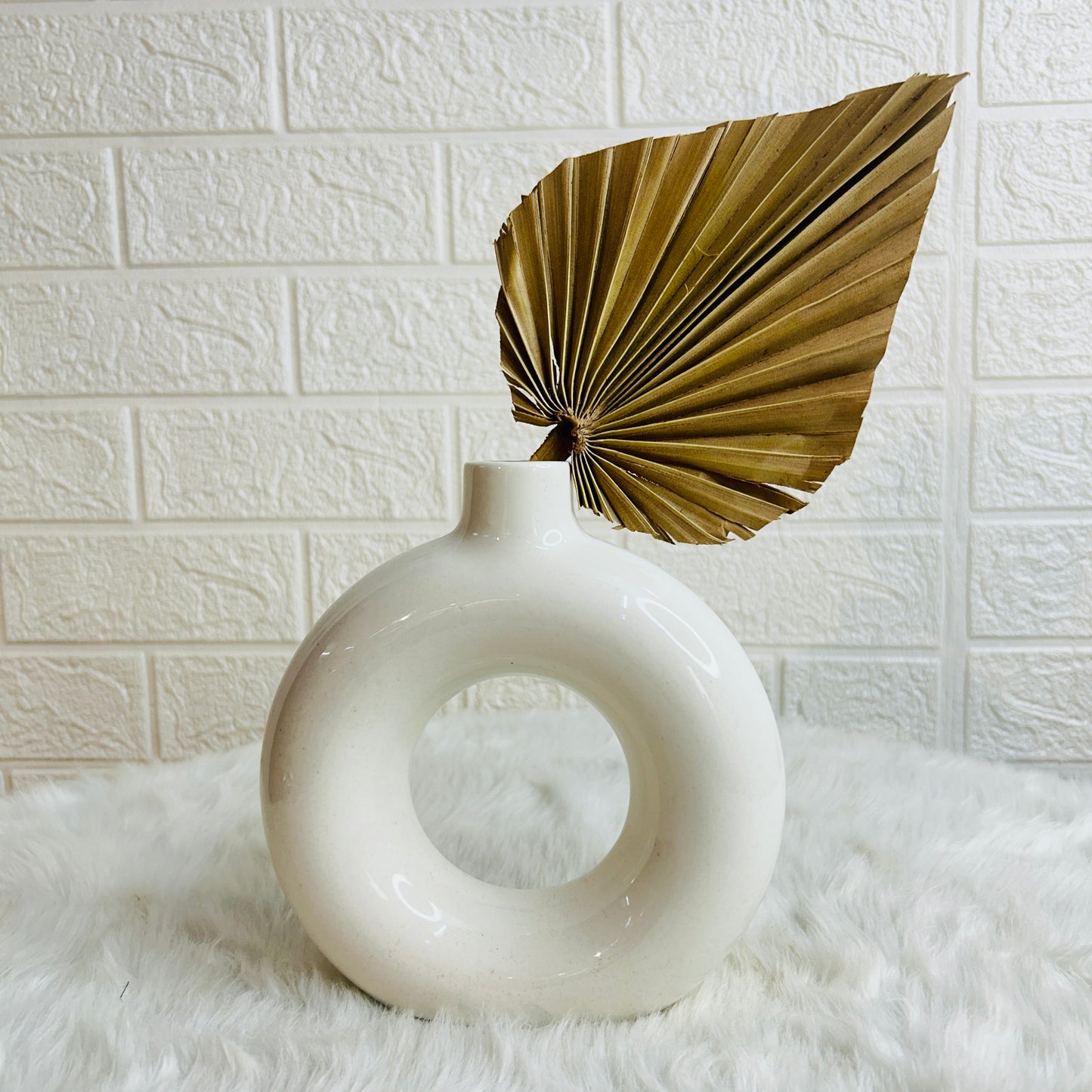 WHITE CIRCLE VASE SET OF 1