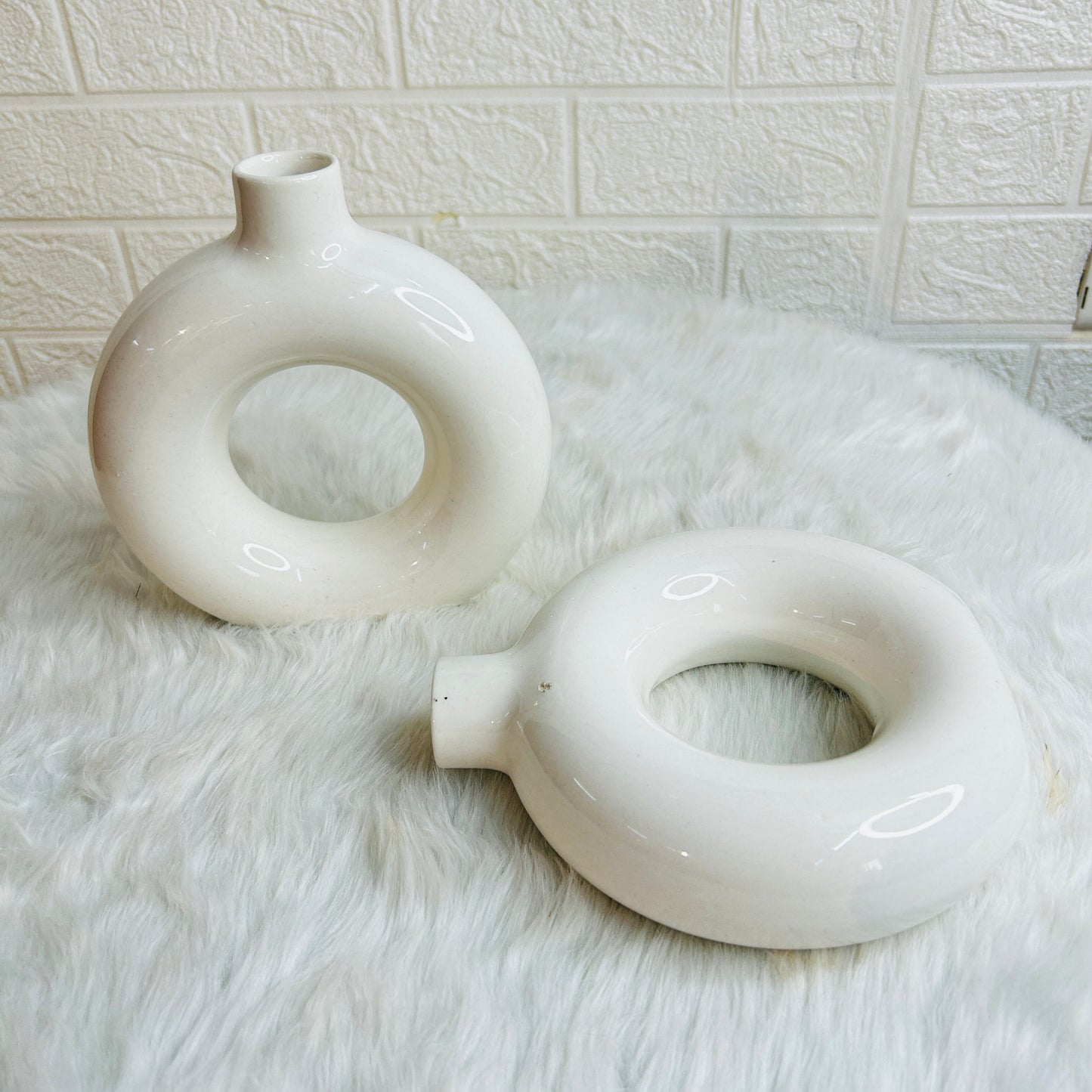 WHITE CIRCLE VASE SET OF 1