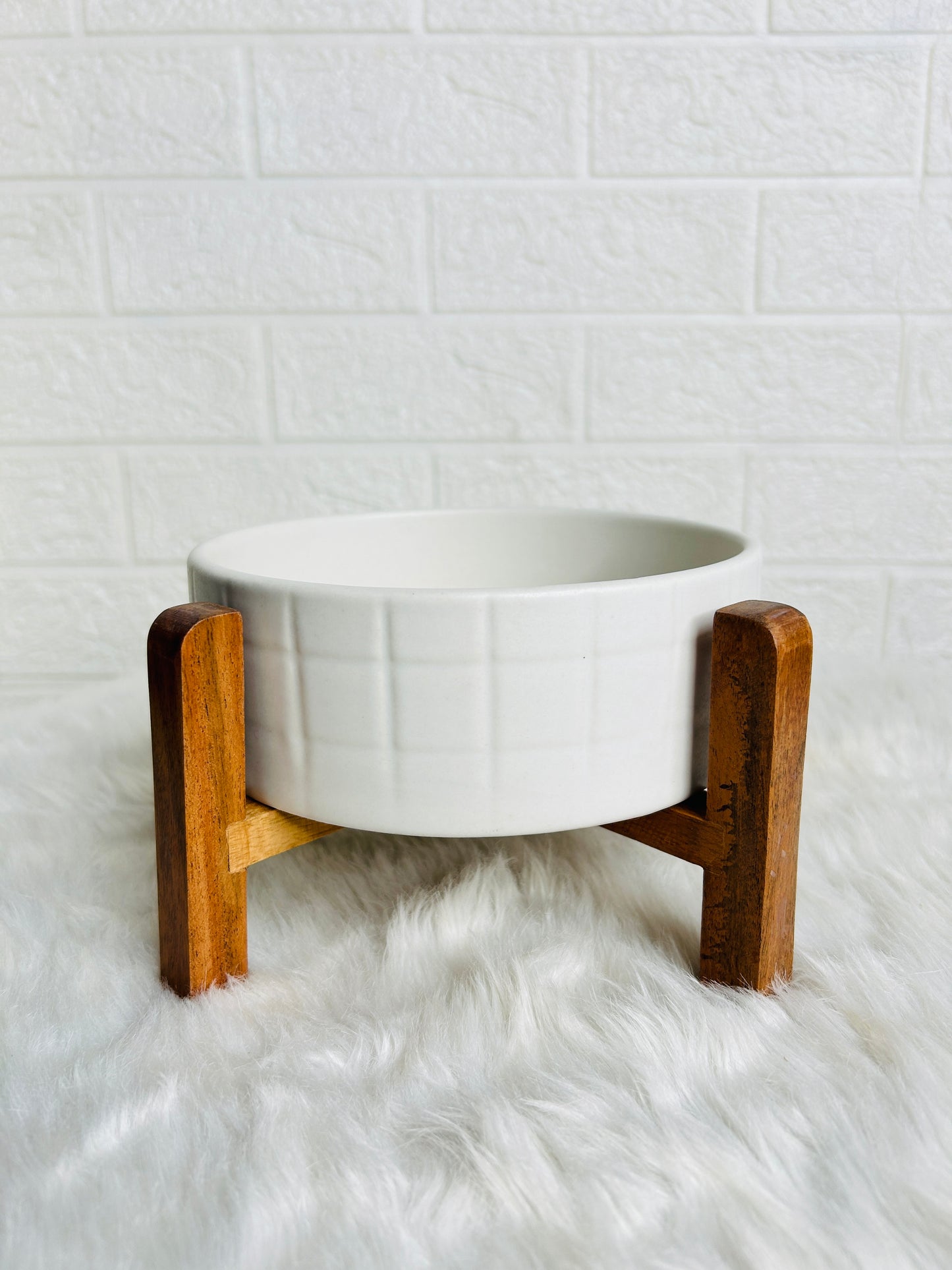 WHITE SERVING BOWL WITH STAND (Set of  1)